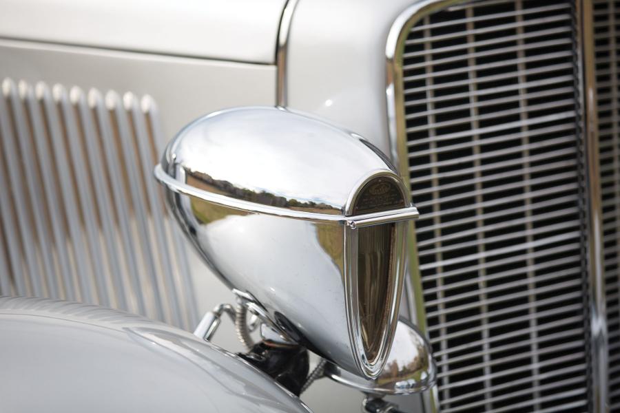 Детали экстерьера Auburn V12 1250 Salon Dual Ratio Convertible 1934 года  (фото 2 из 14)